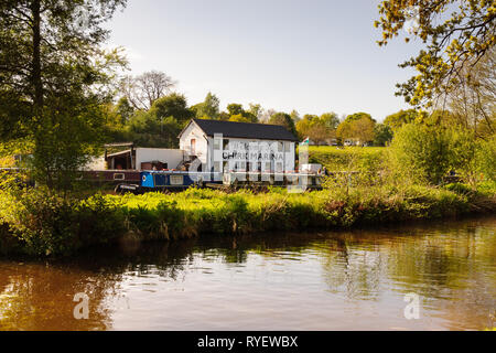 Chirk Marina con narrowboats ormeggiati fino a noleggio barca la riparazione al rifornimento e al centro di manutenzione sul Llangollen canal in Chirk Galles del Nord Foto Stock