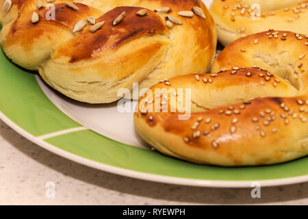 Close-up e i dettagli di pane appena sfornato in casa pretzel morbidi Foto Stock