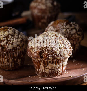 Primo piano della zucca muffin su una lastra di legno in un'impostazione Scuro Foto Stock