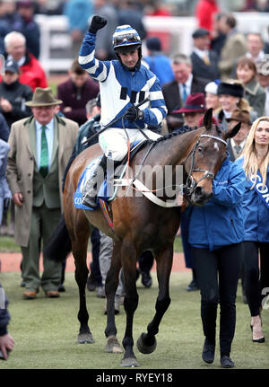 Jockey Nico de Boinville celebra la sua vittoria nella Coppa del Corallo Handicap Hurdle su William Henry durante il Signore giorno del 2019 Cheltenham Festival a Cheltenham Racecourse. Foto Stock