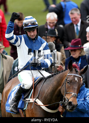 Jockey Nico de Boinville celebra sul William Henry dopo aver vinto la Coppa del Corallo Handicap Hurdle durante il Signore giorno del 2019 Cheltenham Festival a Cheltenham Racecourse. Foto Stock