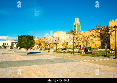 La parete esterna del Palazzo Imperiale a Place Lalla Aouda in Meknes, Marocco. Posizione orizzontale Foto Stock