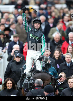 Jockey Nico de Boinville celebra la sua vittoria in Betway Regina Madre Campione Inseguimento su Altior durante il Signore giorno del 2019 Cheltenham Festival a Cheltenham Racecourse. Foto Stock