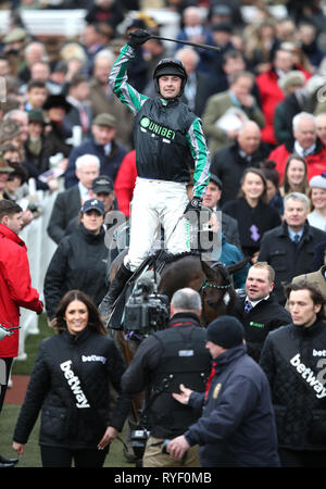 Jockey Nico de Boinville celebra la sua vittoria in Betway Regina Madre Campione Inseguimento su Altior durante il Signore giorno del 2019 Cheltenham Festival a Cheltenham Racecourse. Foto Stock