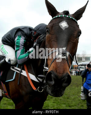 Jockey Nico de Boinville celebra sul Altior dopo aver vinto il Betway Regina Madre Campione Inseguimento durante il Signore giorno del 2019 Cheltenham Festival a Cheltenham Racecourse. Foto Stock