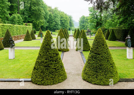 'Sculptures incorniciata dagli alberi per motivi di Schloss Unterleinleiter in Baviera, Germania' Foto Stock