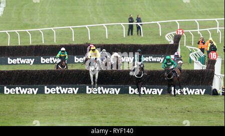 Altior cavalcato da fantino Nico de Boinville (terza a destra) vince il Betway Regina Madre Campione Inseguimento durante il Signore giorno del 2019 Cheltenham Festival a Cheltenham Racecourse. Foto Stock