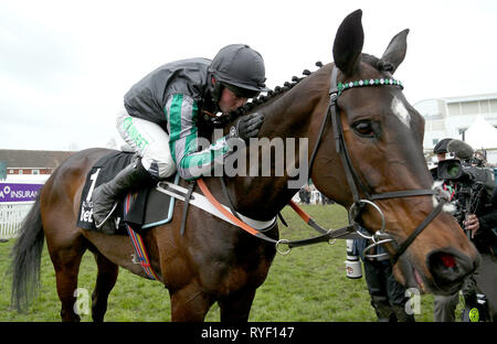 Jockey Nico de Boinville celebra sul Altior dopo aver vinto il Betway Regina Madre Campione Inseguimento durante il Signore giorno del 2019 Cheltenham Festival a Cheltenham Racecourse. Foto Stock