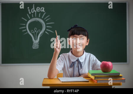 La scuola primaria le ragazze in classe Foto Stock