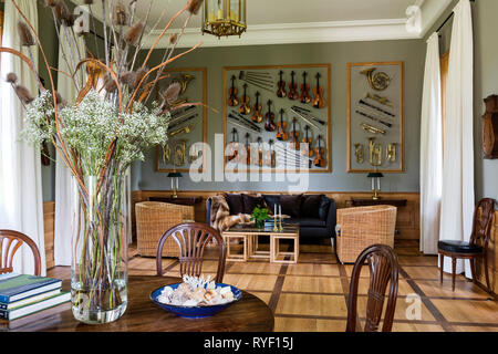 'Musical strumenti appeso sulla sala da pranzo parete in Schloss Unterleinleiter in Baviera, Germania' Foto Stock