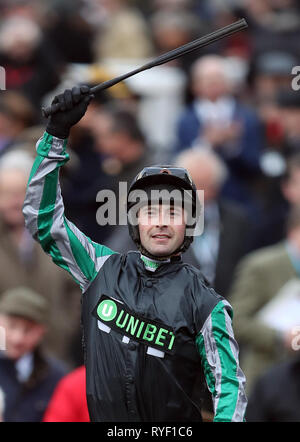 Jockey Nico de Boinville celebra la sua vittoria in Betway Regina Madre Campione Inseguimento su Altior durante il Signore giorno del 2019 Cheltenham Festival a Cheltenham Racecourse. Foto Stock