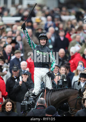 Jockey Nico de Boinville celebra la sua vittoria in Betway Regina Madre Campione Inseguimento su Altior durante il Signore giorno del 2019 Cheltenham Festival a Cheltenham Racecourse. Foto Stock