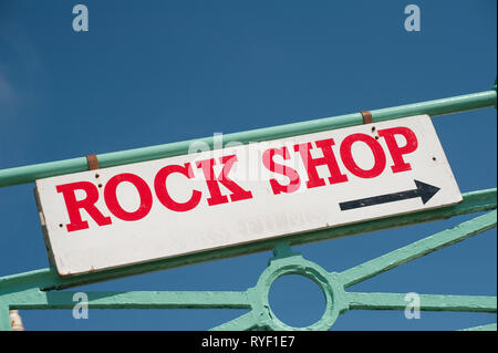 Rock shop segno sul lungomare della città costiera di Brighton, Sussex, Inghilterra. Foto Stock
