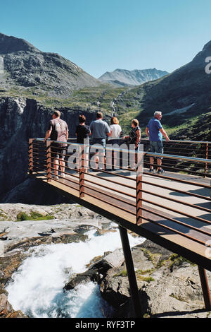 Turisti che si godono la Trollstigen viewpoint sulla Nazionale Geiranger-Trollstigen percorso panoramico in Norvegia - Architetto: Reiulf Ramstad Arkitekter come Foto Stock