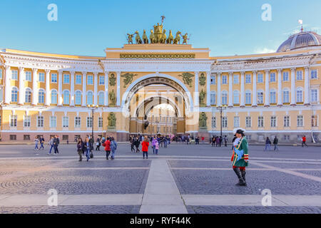 Saint Petersburg, Russia - 4 Ottobre 2015: Maschio intrattenitore vestito in costume periodo in attesa di turisti per opportunità fotografiche nella parte anteriore del passaruota o Foto Stock