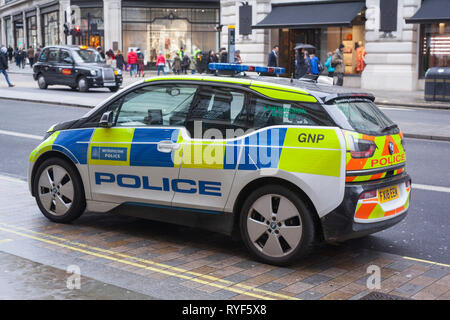 Una bassa emissione BMW i3 Metropolitan Police auto parcheggiate in Regent Street, Londra. Foto Stock