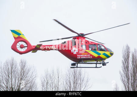 Air Ambulance paramedici ritorno da frequentare un incidente stradale a valle del Tamigi Air Ambulance Foto Stock