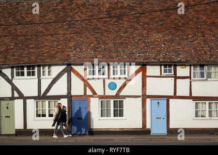 Un cottage in Crowmarsh Gifford con un Oxfordshire targa blu commemorando Jethro Tull, inventore del cavallo-disegnato una seminatrice. Foto Stock