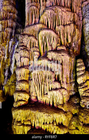 All'interno di Diktaio Andro ('Diktaen grotta' o 'Psychro Cave'), il mitologico " luogo di nascita di Zeus', villaggio di Psychro, altopiano di Lassithi, Creta, Grecia. Foto Stock