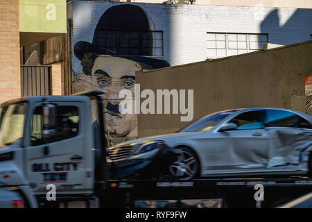 Street photography, Charlie Chaplin Billboard e guida delle automobili, Hollywood Boulevard, Los Angeles, California, 14 Ottobre 2016 Foto Stock