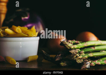 Asparagi con pasta e verdure sfondo Foto Stock