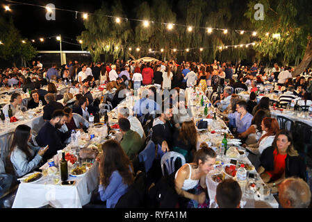 Tradizionale cretese fiesta a Sitanos, un bellissimo villaggio di montagna nel comune di Sitia, Creta, Grecia. Foto Stock