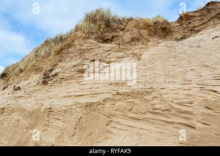 Ventoso dune di sabbia in spiaggia Newborough in Anglesey, Galles del Nord, Regno Unito Foto Stock