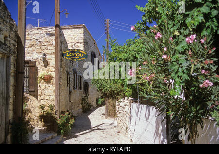 Pittoresco viale con taverna segno per Kostas Violaris's Iy Lofou ristorante: villaggio di Lofou, Cipro Foto Stock