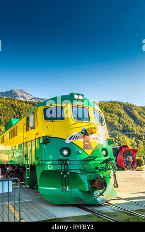 Settembre 15, 2018 - Skagway AK: locomotiva diesel-elettriche il motore 96 della storica White Pass e Yukon Ferrovia Percorso interrotto su Broadway Street. Foto Stock