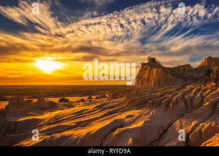 Tramonto su pareti della Cina nel Mungo National Park, Australia Foto Stock