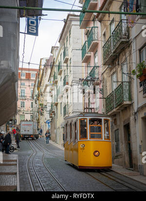 Il Ascensor da Bica funicolare a Lisbona, Portogallo Foto Stock