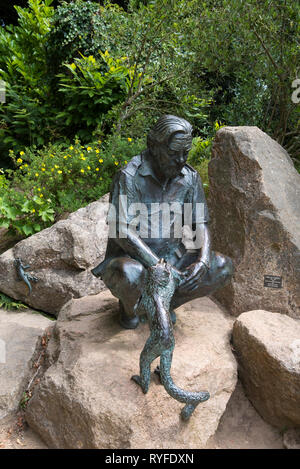 Statua di bronzo di Gerald Durrell presso lo Zoo di Jersey, nel Canale della Manica Foto Stock