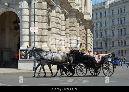 Giro in carrozza con Fiaker su il Burgtheater di Vienna - Austria. Foto Stock