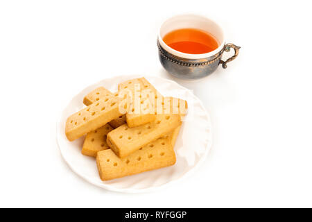 Una foto di Scottish shortbreads, biscotti al burro su uno sfondo bianco con un vintage tazza da tè e spazio di copia Foto Stock