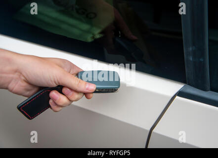 Bloccaggio o sbloccaggio di un'auto con il telecomando Foto Stock