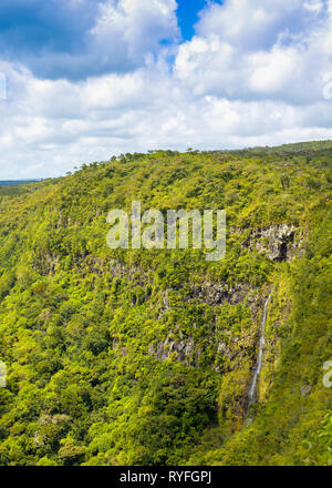 Bellissimo paesaggio del Black River Gorges National Park e cascata, isola Maurizio Foto Stock