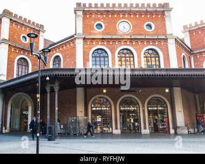 BRESCIA, Italia - 21 febbraio 2019: persone di fronte alla stazione ferroviaria di Brescia città in serata. Brescia è la seconda più grande città in Lombardia Foto Stock