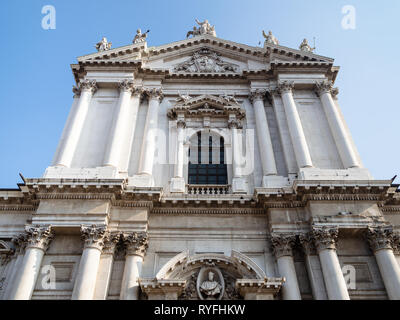 Viaggiare in Italia - la facciata del Duomo Nuovo (la nuova cattedrale, , Cattedrale estiva di Santa Maria Assunta sulla Piazza Paolo VI (Piazza del Duomo) ho Foto Stock