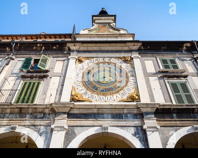 Viaggiare in Italia - facciata medievale di Torre orologio Torre dell'Orologio di Piazza della Loggia a Brescia città Foto Stock