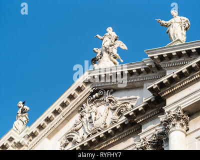 Viaggiare in Italia - frontone del Duomo Nuovo (la nuova cattedrale, Cattedrale estiva di Santa Maria Assunta sulla Piazza Paolo VI (Piazza del Duomo) in Foto Stock