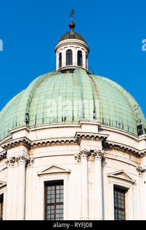 Viaggiare in Italia - La cupola del Duomo Nuovo (la nuova cattedrale, Cattedrale estiva di Santa Maria Assunta sulla Piazza Paolo VI (Piazza del Duomo) in Br Foto Stock