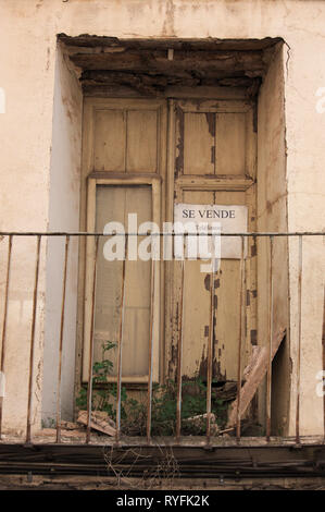 Close-up del balcone di una vecchia semi-casa abbandonata che è in vendita. Traduzione: 'Se Vendôme" in inglese è in vendita. Foto Stock