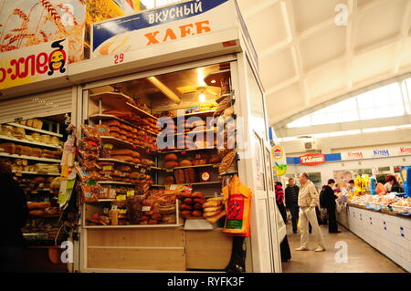 La vendita di pane a Simferopol mercato. Crimea, Ucraina. Foto Stock