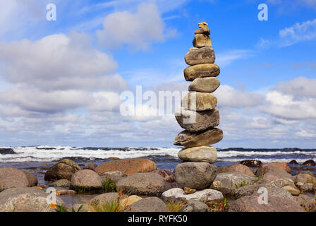 Una torre in pietra a bordo delle acque. Foto Stock