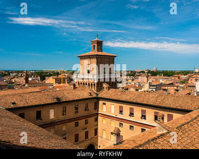 Vista dal leone medievale la torre del Castello Estense di Ferrara, Italia, sulla città Foto Stock