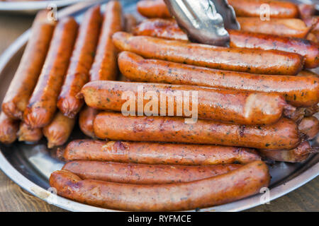 Street fast food salsicce alla griglia closeup su un piatto di portata Foto Stock