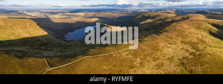 Panorama dell'antenna alla ricerca sul Loch Skeen e Moffat Dale verso la Cumbria in Inghilterra. Foto Stock