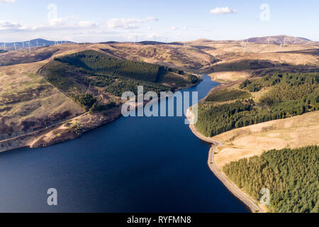 Immagine aerea di campi serbatoio vicino Crawford in South Lanarkshire guardando a nord verso Hudderstone e tinto con il Clyde Wind Farm. Foto Stock