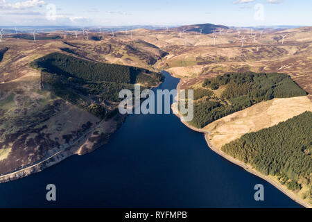 Immagine aerea di campi serbatoio vicino Crawford in South Lanarkshire guardando a nord verso Hudderstone con parti del Clyde Wind Farm. Foto Stock