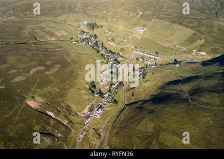 Arial Immagine di Wanlockhead, Scozia il più alto villaggio mostra vecchia miniera lavorazioni e rifiuti industriali. Foto Stock